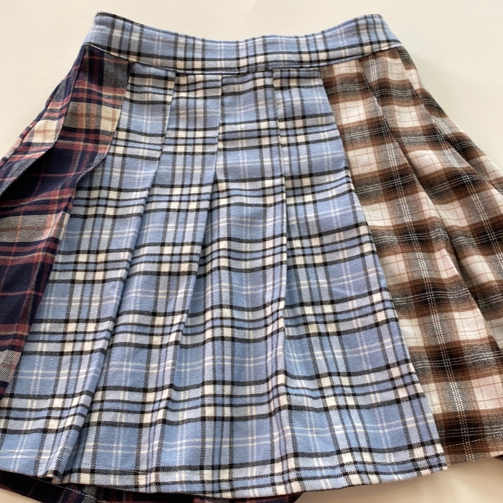 This skirt runs a bit bigger and is a size XXS in women’s.